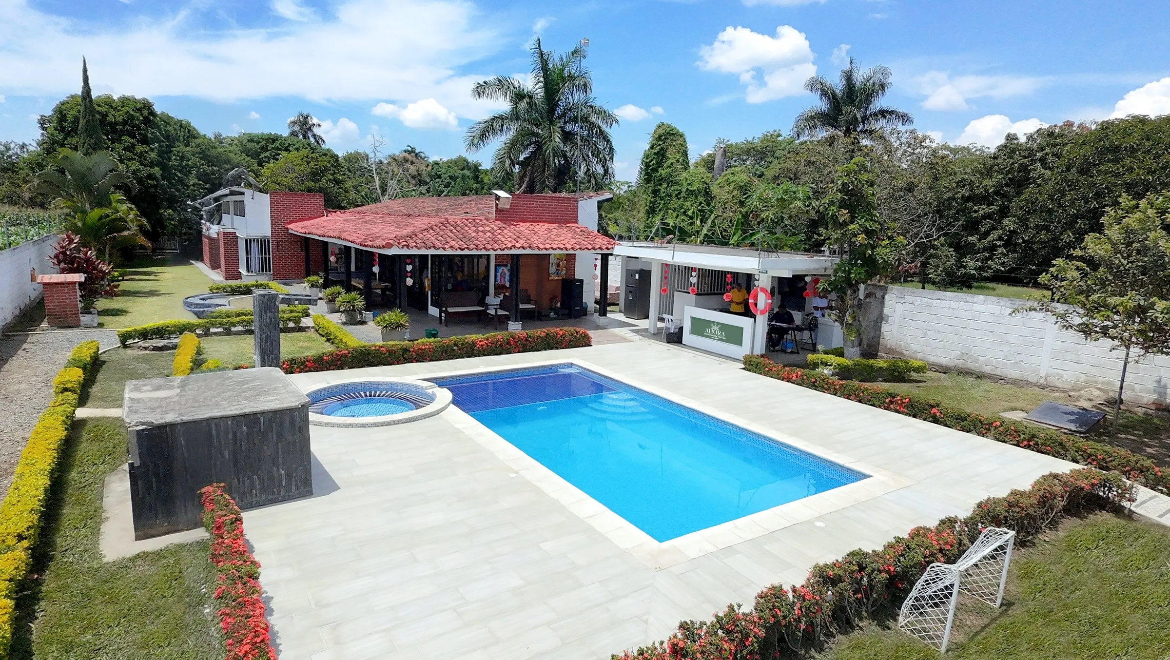 Vista panorámica de la finca AHURA, con piscina y jardines